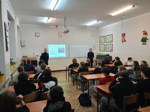 Policjantki rozmawiają z uczniami.