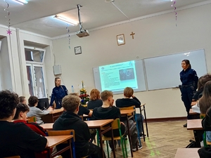 Policjantki rozmawiają z uczniami.