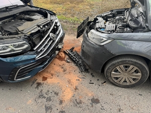 Miejsce zdarzenia drogowego, dwa uszkodzone samochody.