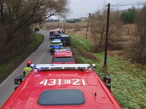 Miejsce zdarzenia drogowego, dwa uszkodzone samochody.