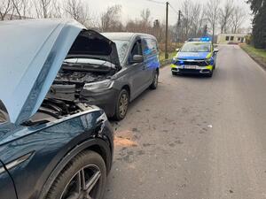 Miejsce zdarzenia drogowego, dwa uszkodzone samochody.