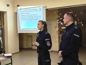 Policjanci rozmawiają z rodzicami.