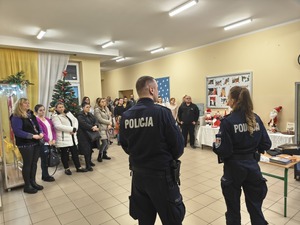 Policjanci rozmawiają z rodzicami.