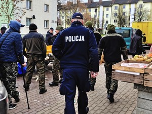 Dzielnicowy kontroluje punkty sprzedaży ryb.