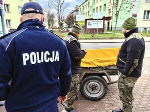 Dzielnicowy kontroluje punkty sprzedaży ryb.