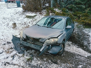 Pojazd marki Mazda w rowie.