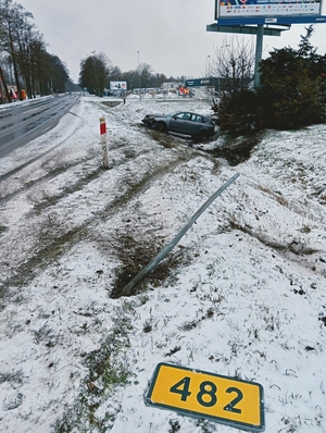 Pojazd marki Mazda w rowie.