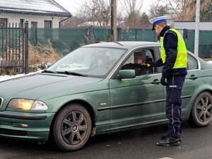 Policjant sprawdza trzeźwość kierującego samochodem.