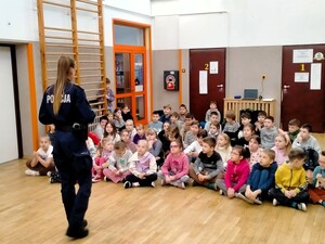 Policjantka rozmawia z dziećmi.