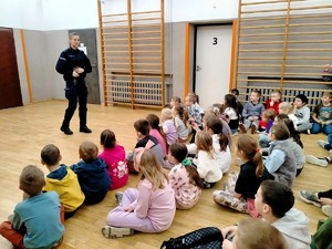 Policjantka rozmawia z dziećmi.