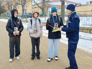 Policjanci z wolontariuszami Wielkiej Orkiestry Świątecznej Pomocy.