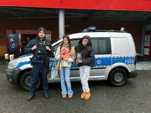 Policjanci z wolontariuszami Wielkiej Orkiestry Świątecznej Pomocy.