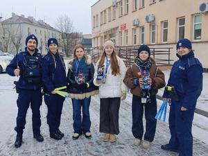 Policjanci z wolontariuszami Wielkiej Orkiestry Świątecznej Pomocy.