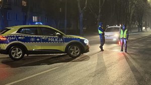 Policjanci z wolontariuszami Wielkiej Orkiestry Świątecznej Pomocy.