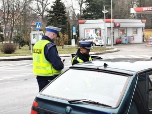 Policjanci kontrolują pojazd marki Skoda.
