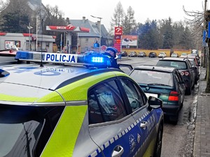 Policjanci kontrolują pojazd marki Skoda.