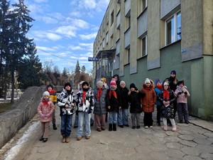 Policjantka rozmawia z dziećmi o bezpieczeństwie podczas ferii.