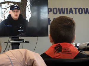 Policjantka rozmawia z dziećmi o bezpieczeństwie podczas ferii.