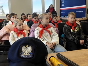 Policjantka rozmawia z dziećmi o bezpieczeństwie podczas ferii.