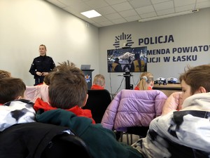 Policjantka rozmawia z dziećmi o bezpieczeństwie podczas ferii.