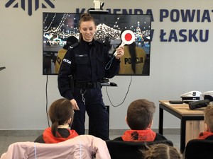 Policjantka rozmawia z dziećmi o bezpieczeństwie podczas ferii.
