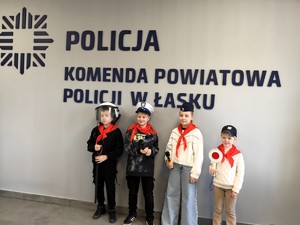 Policjantka rozmawia z dziećmi o bezpieczeństwie podczas ferii.