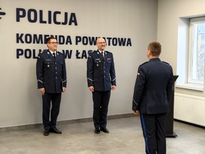 Zbiórka policjantów i pracowników Policji w auli komendy.