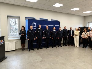 Zbiórka policjantów i pracowników Policji w auli komendy.