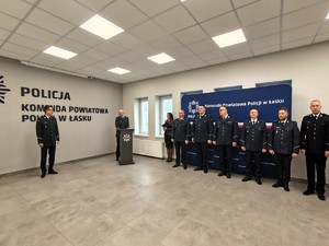 Zbiórka policjantów i pracowników Policji w auli komendy.