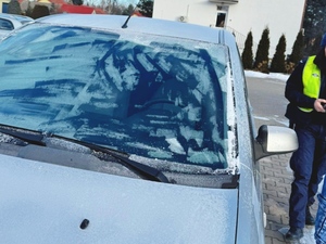 Nieodszroniona szyba samochodu.