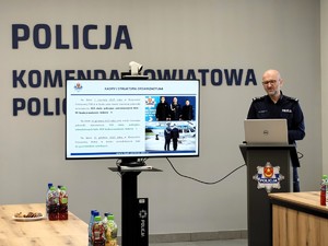 Odprawa roczna podsumowująca pracę Komendy Powiatowej Policji w Łasku w 2025 roku.