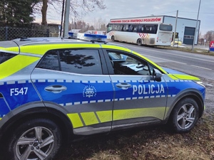 Policjant kontroluje pojazd.