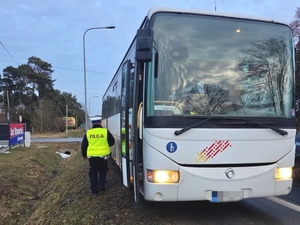 Policjant kontroluje pojazd.