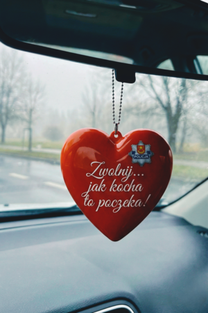 Przy lusterku wisi serduszko z napisem "zwolnij.. jak kocha to poczeka!".