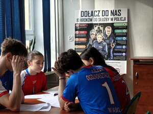 Powiatowy etap policyjnego turnieju dla uczniów szkół średnich.