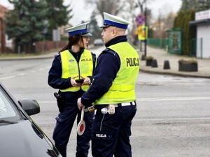 Policjanci kontrolują pojazd.