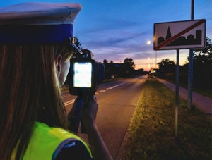 Policjantka mierzy prędkość.