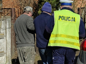 Policjant prowadzi zaginionego.