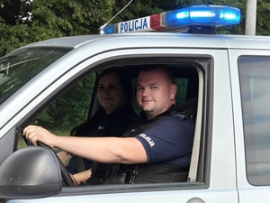Policjant siedzi w aucie.