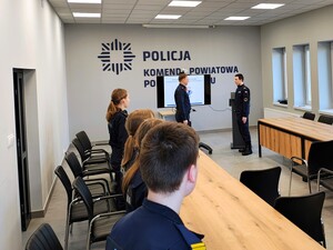 Uczniowie klas policyjnych z Ostrowa z wizytą w łaskiej komendzie.