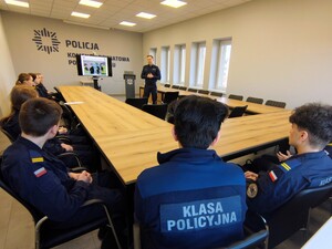 Uczniowie klas policyjnych z Ostrowa z wizytą w łaskiej komendzie.