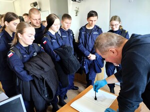 Uczniowie klas policyjnych z Ostrowa z wizytą w łaskiej komendzie.