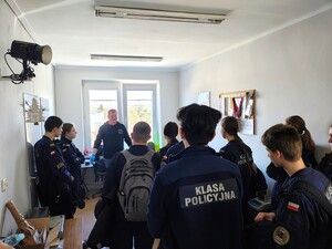 Uczniowie klas policyjnych z Ostrowa z wizytą w łaskiej komendzie.