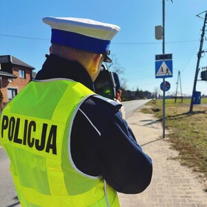 Policjant mierzy prędkość.