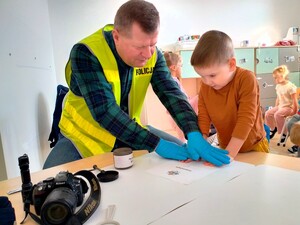 Policjanci z Łasku odwiedzili przedszkolaki.