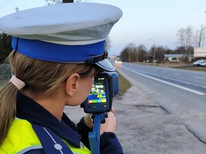 Policjantka mierzy prędkość.