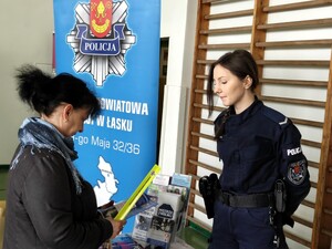 Policjanci rozmawiają z osobami odwiedzającymi ich stoisko promocyjne.