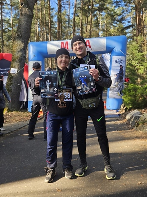 Policjant z żoną pozuje do zdjęcia.