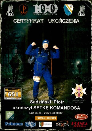 Policjant z żoną pozuje do zdjęcia.