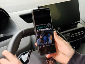 Policjanci prowadzą akcję „Łapki na kierownicę”.